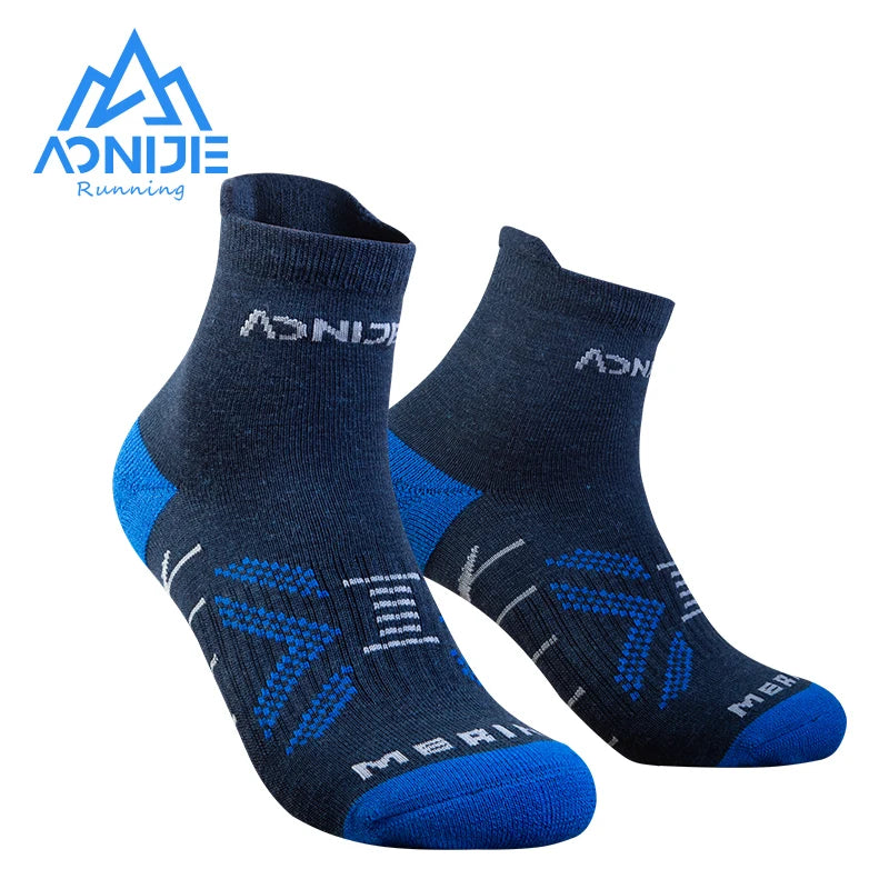 Une paire de chaussettes de sport AONIJIE en laine à coupe basse, chaussettes épaisses jusqu'aux genoux, chaudes pour l'hiver, pour la course, l'escalade, le camping E4828 E4829